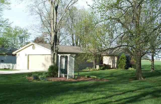 2039 Walden Dr, Auburn, IN 46706 photo 2