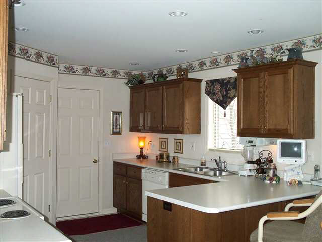 1305 Ashwood Dr, Auburn, IN 46706 photo 3
