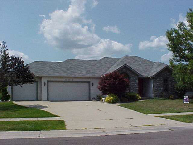 905 Lakeview Dr, Auburn, IN 46706 photo 1