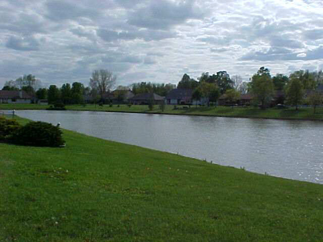 905 Lakeview Dr, Auburn, IN 46706 photo 4