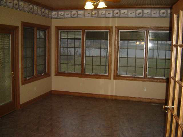 3541 Franklin Dr, Auburn, IN 46706 photo 2