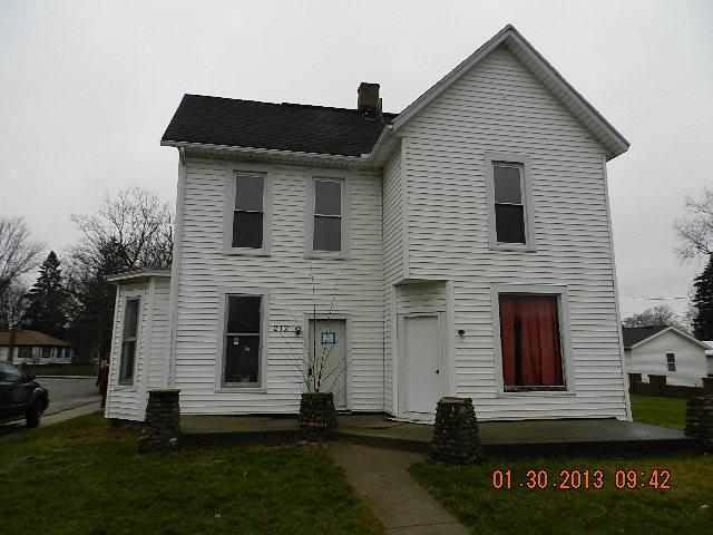 212 S First St, Pierceton, IN 46562 photo 1