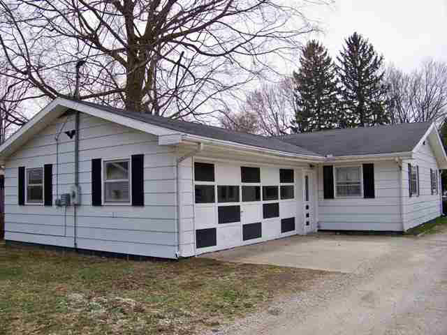 105 E Sunset Dr, Bourbon, IN 46504 photo 2