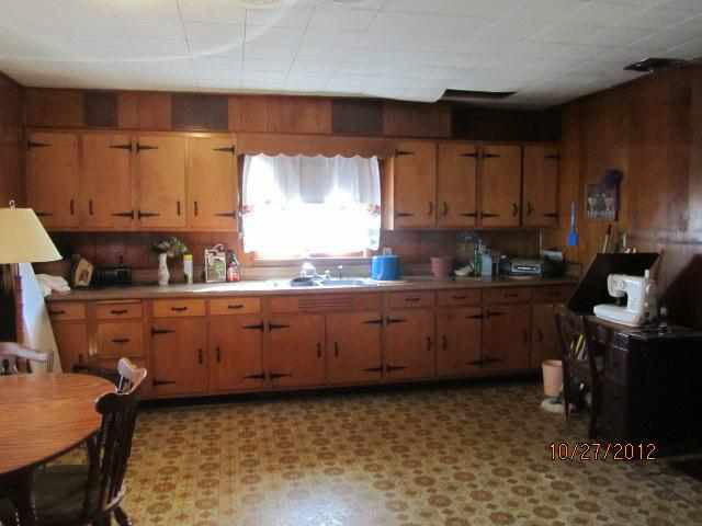402 N Center St, Akron, IN 46910 photo 2