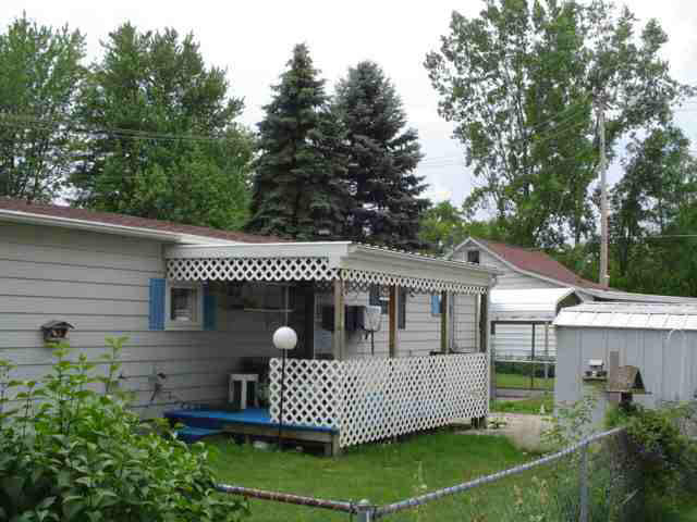 104 E John St, Syracuse, IN 46567 photo 2
