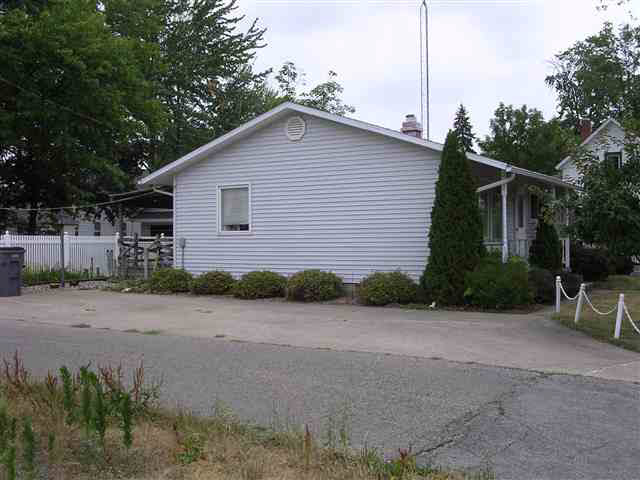 204 E Henry St, Syracuse, IN 46567 photo 2