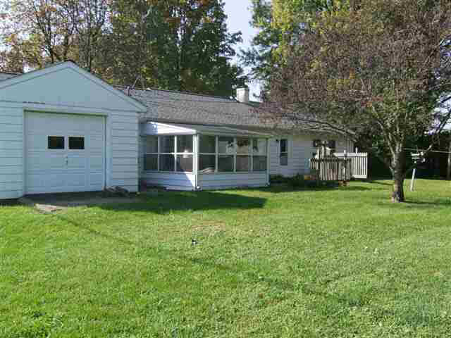 412 E Pickwick Dr, Syracuse, IN 46567 photo 4