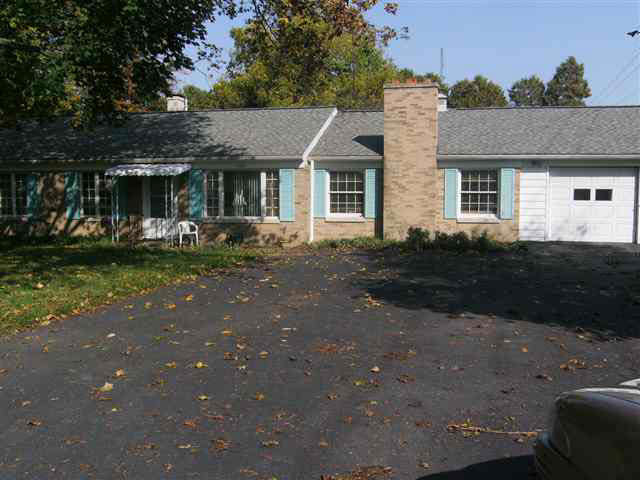 412 E Pickwick Dr, Syracuse, IN 46567 photo 2