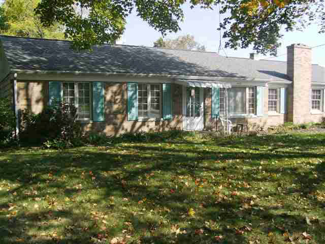 412 E Pickwick Dr, Syracuse, IN 46567 photo 1