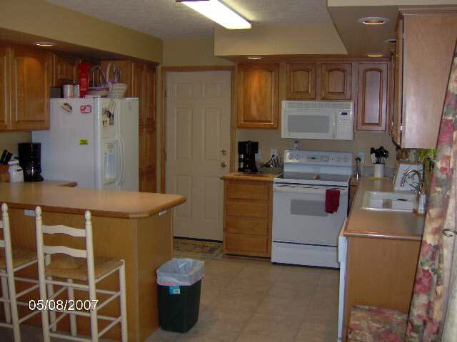 6582 E Iris Dr, Syracuse, IN 46567 photo 3