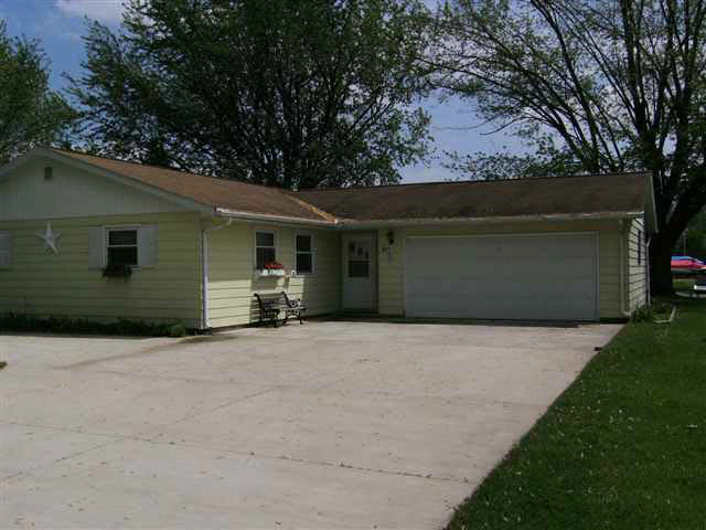 601 E Pickwick Dr, Syracuse, IN 46567 photo 2