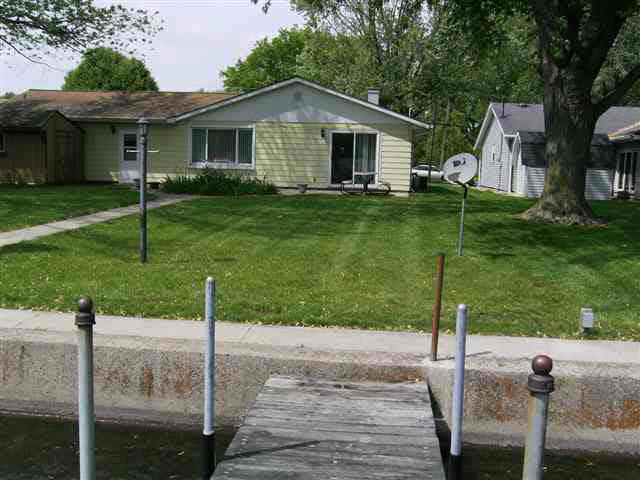 601 E Pickwick Dr, Syracuse, IN 46567 photo 1