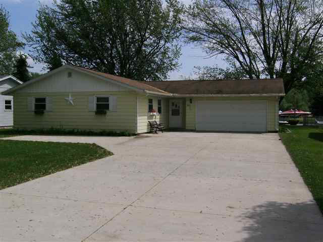 601 E Pickwick Dr, Syracuse, IN 46567 photo 3