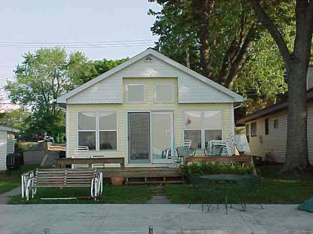 9064 E Hatchery Rd, Syracuse, IN 46567 photo 1