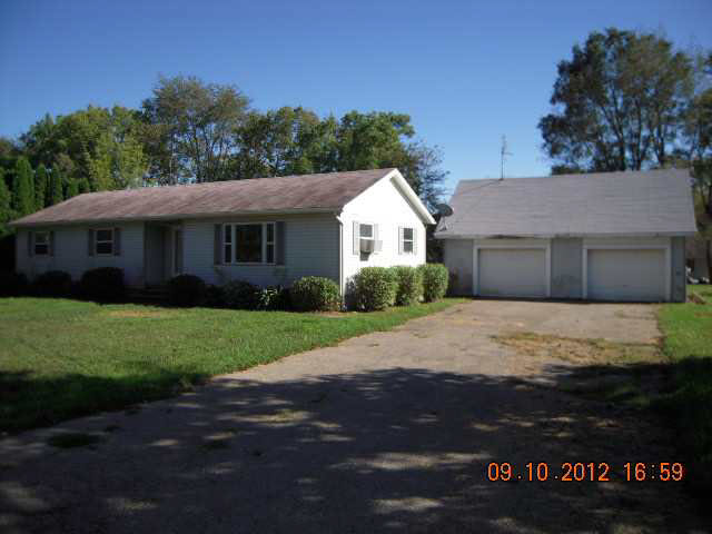 605 E Steele Dr, Syracuse, IN 46567 photo 1
