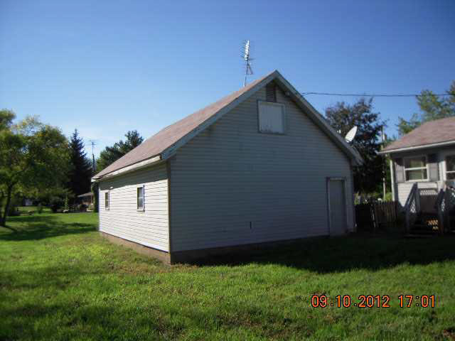 605 E Steele Dr, Syracuse, IN 46567 photo 6