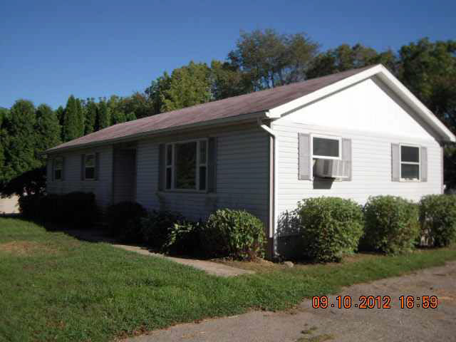 605 E Steele Dr, Syracuse, IN 46567 photo 2