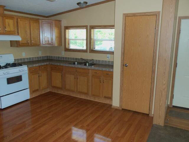 215 Olive St, Goshen, IN 46528 photo 4
