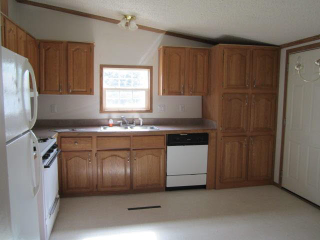 2118 Clarewood Ct, Elkhart, IN 46516 photo 3