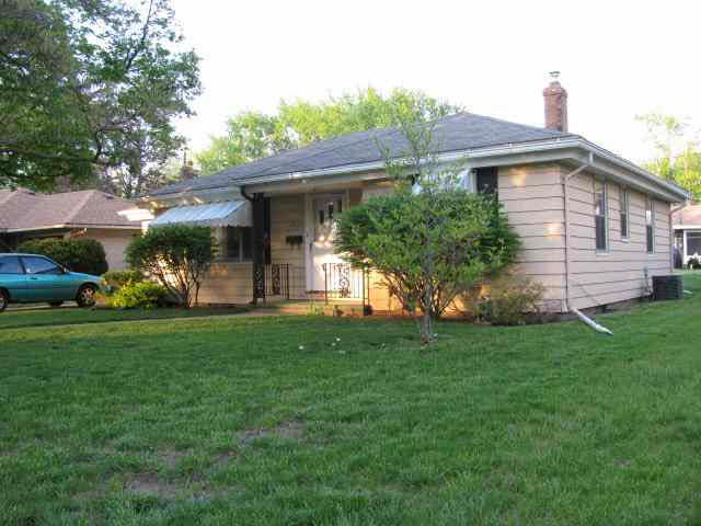 1026 Carolyn Ave, Elkhart, IN 46516 photo 2