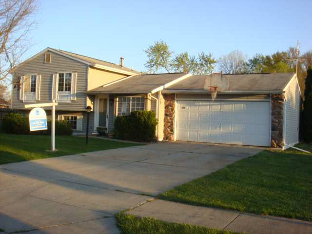 1861 Almond Dr, Elkhart, IN 46514 photo 1