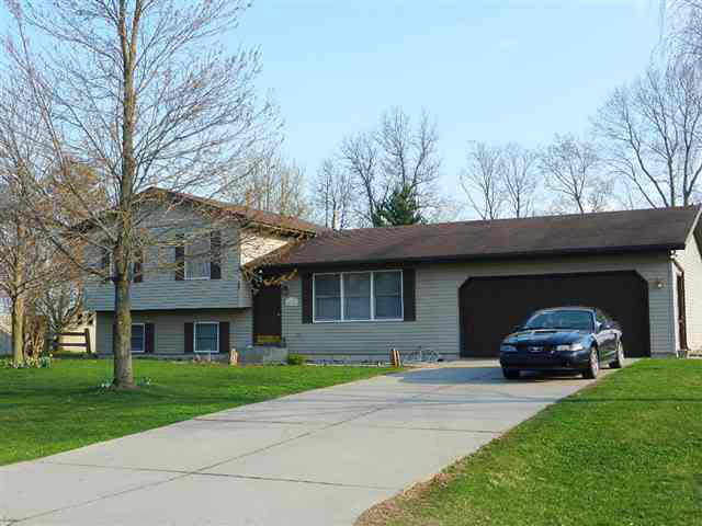18074 Hedgewood Dr, Goshen, IN 46526 photo 1