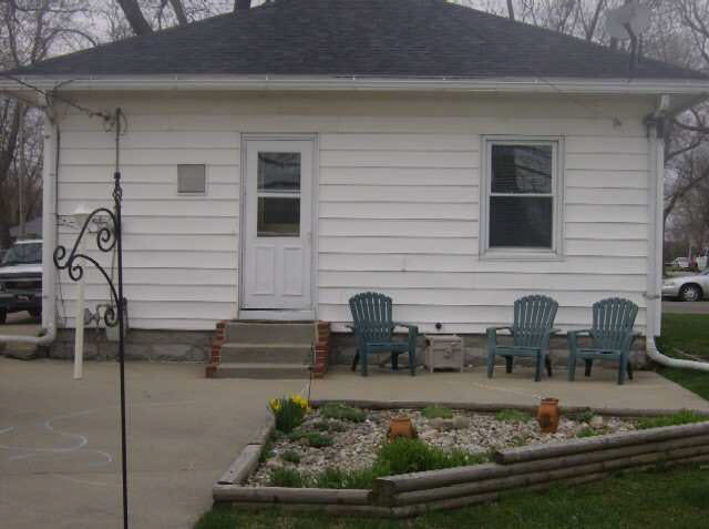 1103 E Walnut St, Nappanee, IN 46550 photo 2