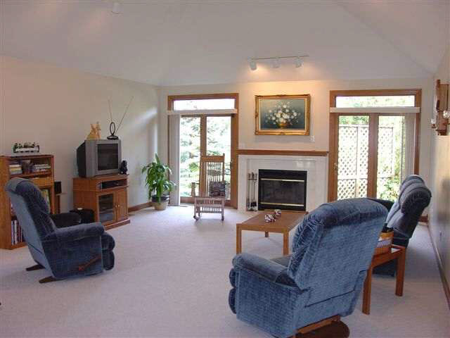 2338 S Paxton Dr, Warsaw, IN 46580 photo 2