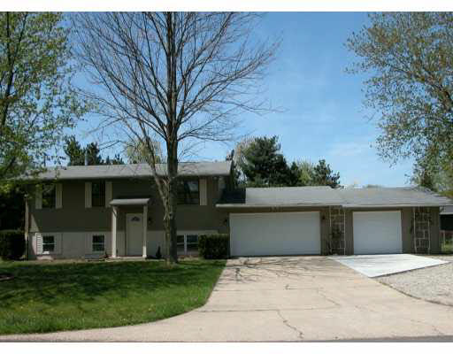 52401 Montezuma Dr, Granger, IN 46530 photo 1