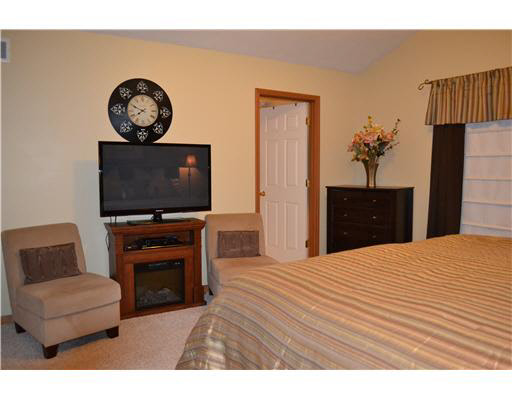 10333 Ashleys Meadow Dr, Granger, IN 46530 photo 8