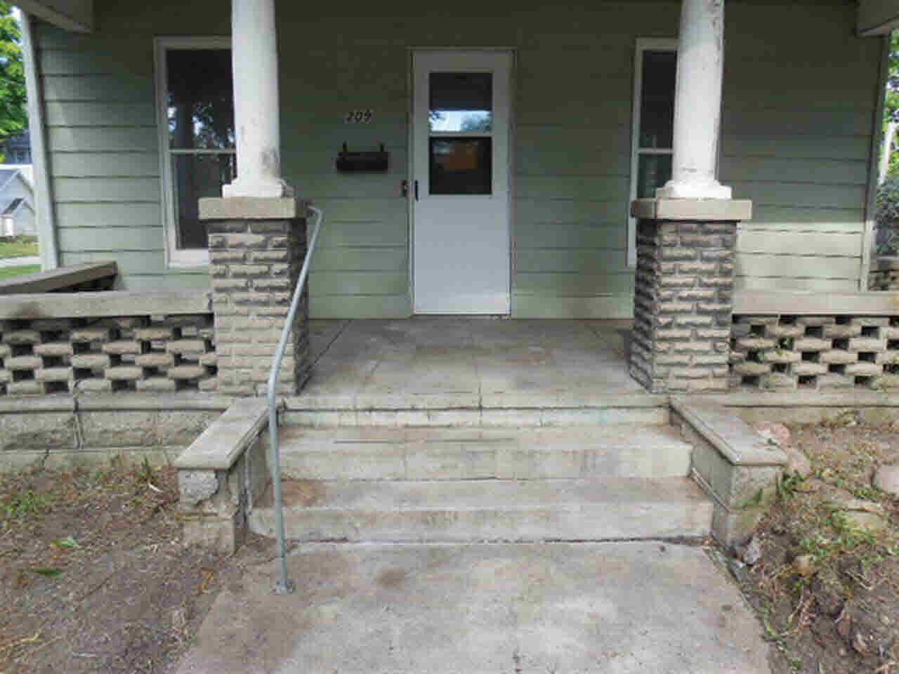 209 N Mountain St, Lagrange, IN 46761 photo 2