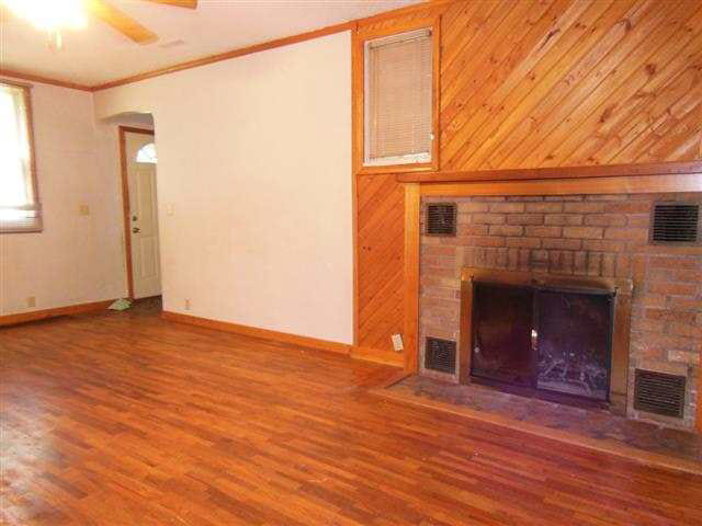 201 W Pleasant St, Angola, IN 46703 photo 2