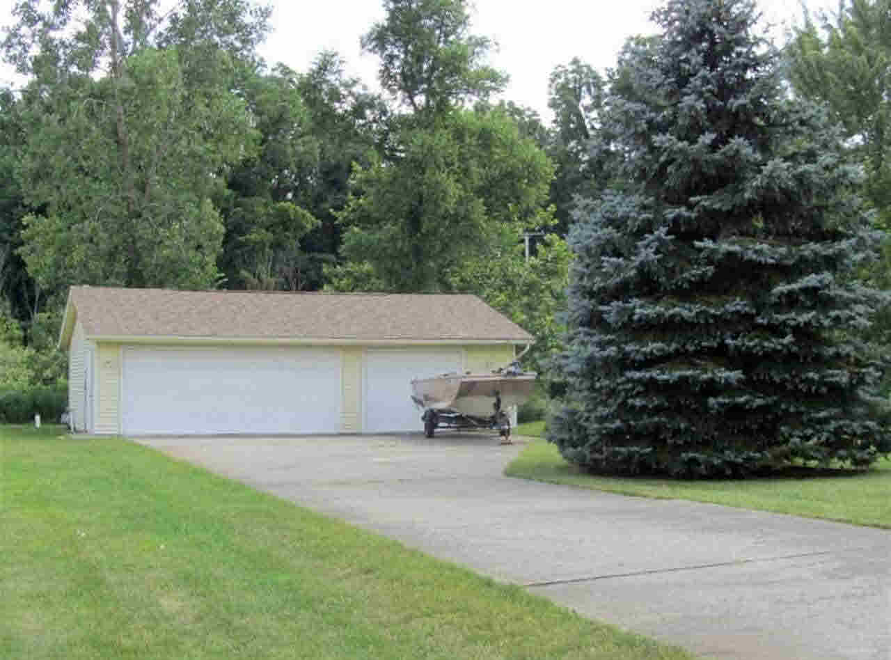 730 S Clear Lake Dr, Fremont, IN 46737 photo 3