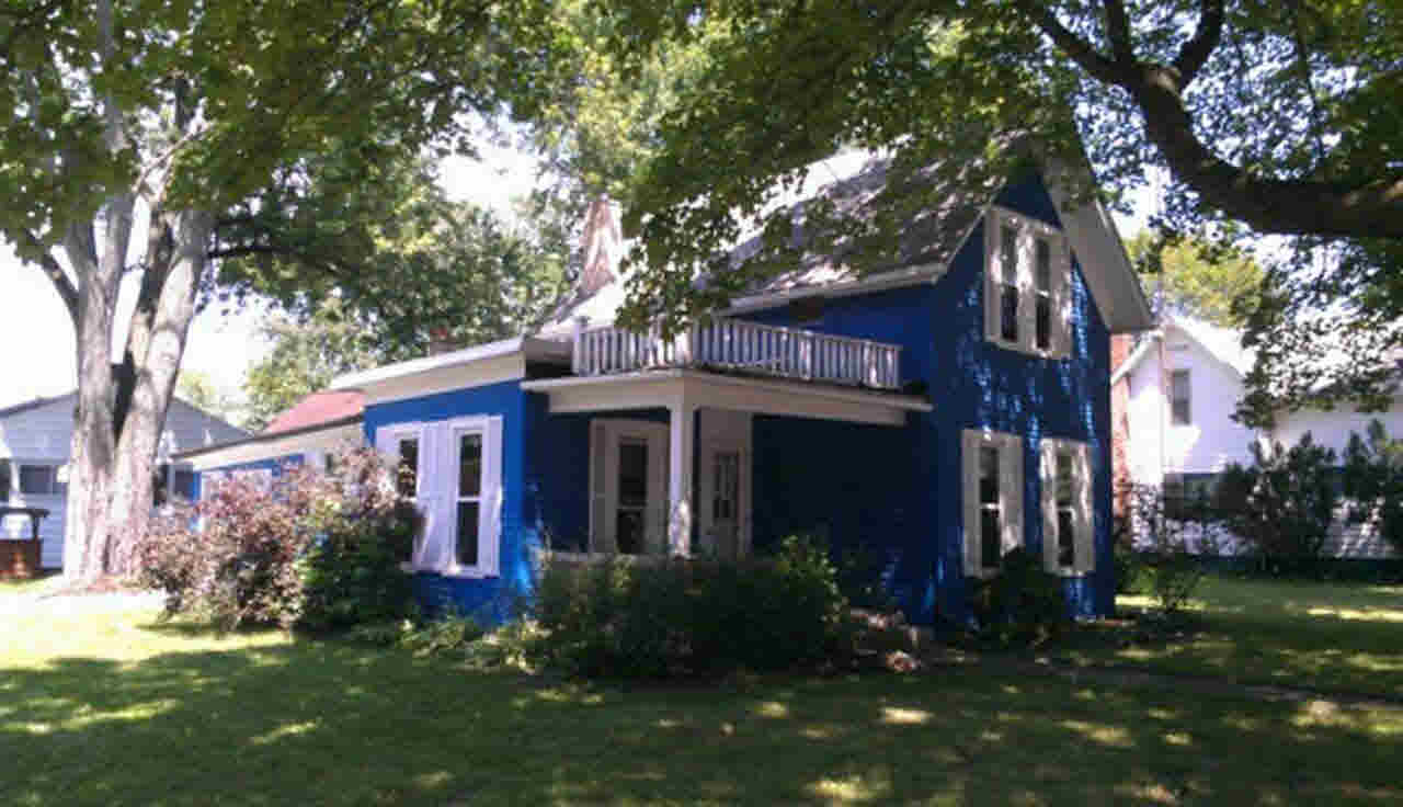 556 W Market St, Nappanee, IN 46550 photo 2