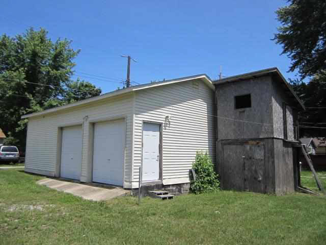 419 Queen St, Goshen, IN 46528 photo 2