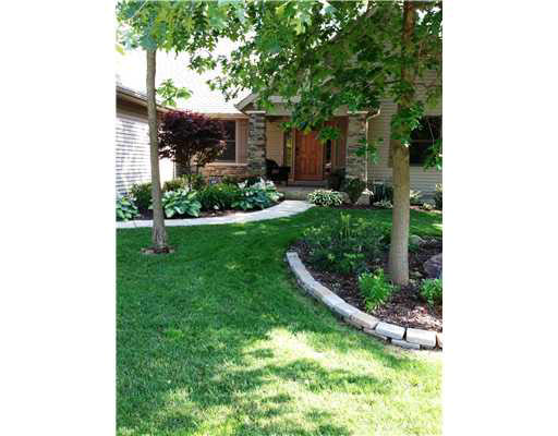 1321 Highland Village Dr, Mishawaka, IN 46545 photo 2