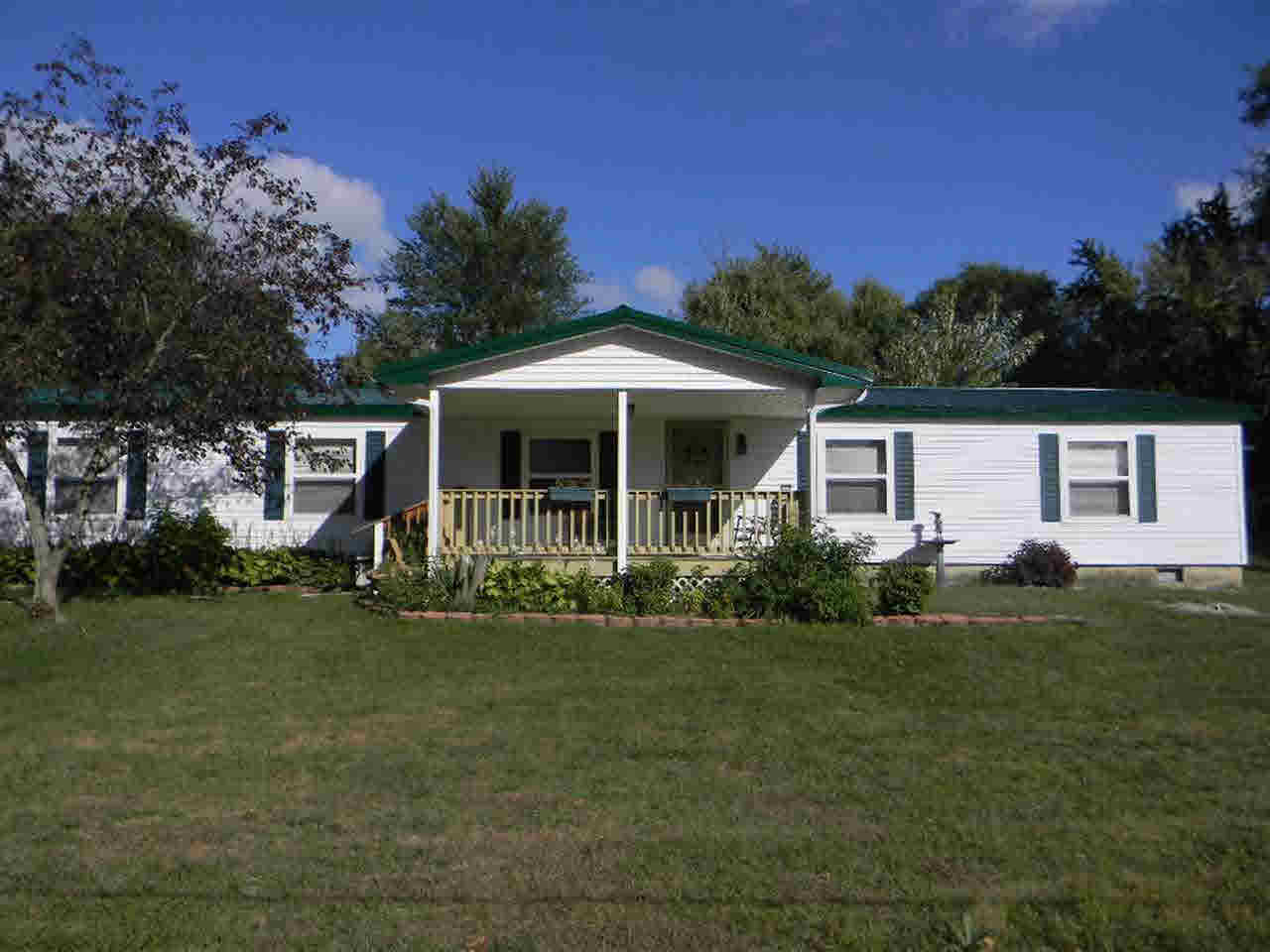 404 E County Line Rd, Wolcottville, IN 46795 photo 1