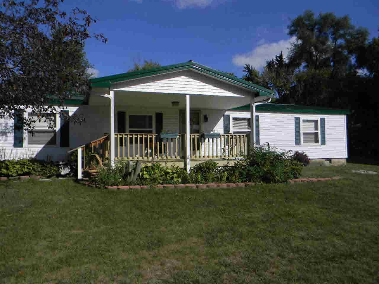 404 E County Line Rd, Wolcottville, IN 46795 photo 2