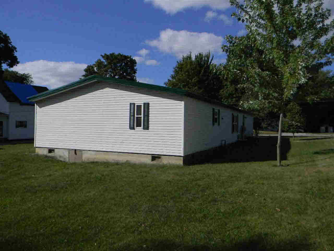 404 E County Line Rd, Wolcottville, IN 46795 photo 5