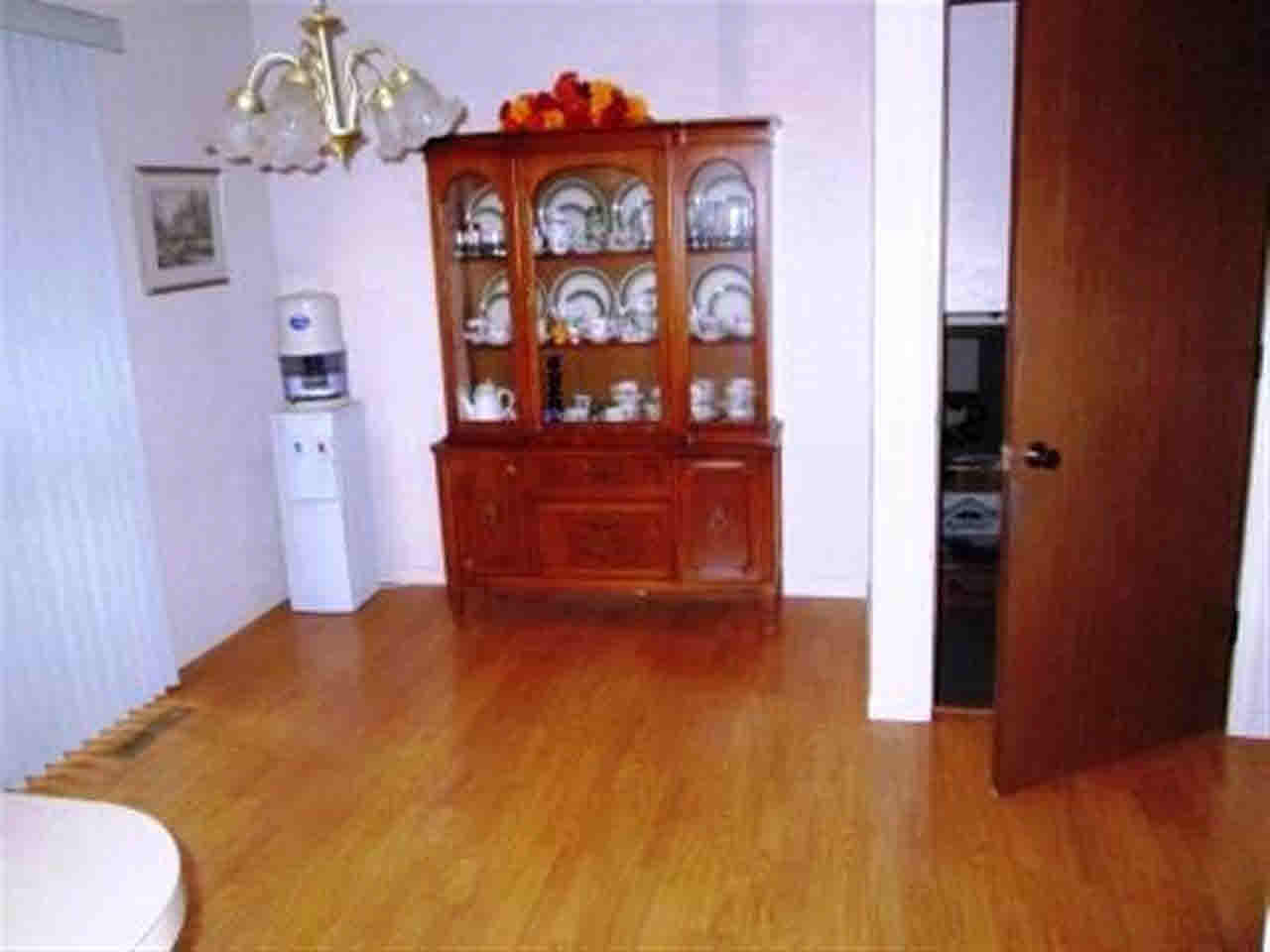 206 Hawthorne Dr, Goshen, IN 46526 photo 5