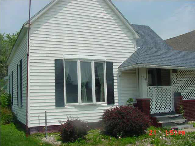 315 W Elm St, Oakland City, IN 47660 photo 3