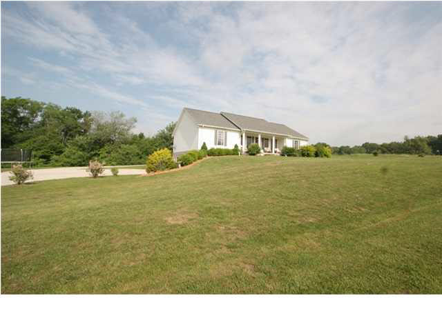 6605 S Dale Dr, Huntingburg, IN 47542 photo 2