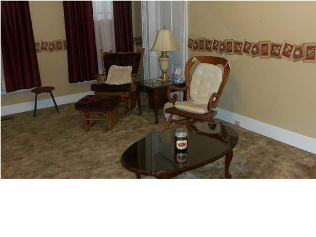 413 E Flora St, Washington, IN 47501 photo 2