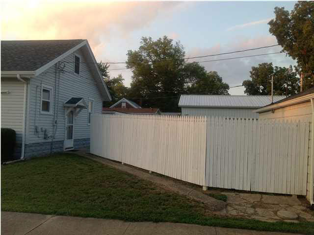 301 Elm St, Haubstadt, IN 47639 photo 3