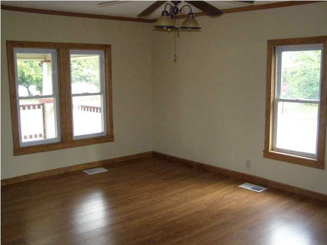 110 S Gibson St, Oakland City, IN 47660 photo 3