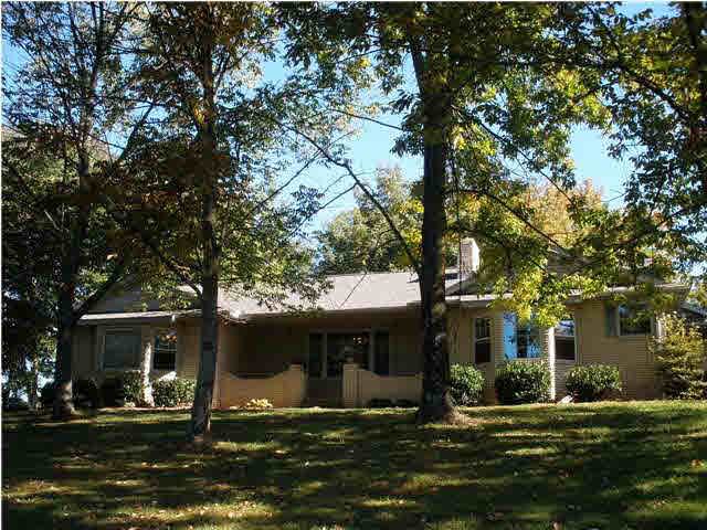 708 W Sunset Dr, Huntingburg, IN 47542 photo 1