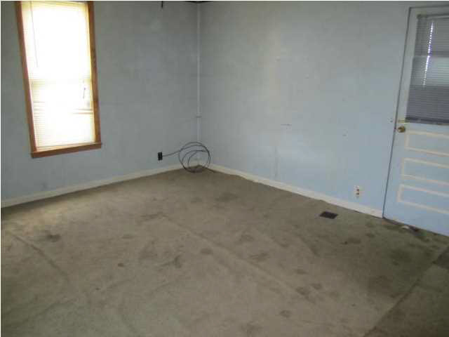 205 W 4th St, Huntingburg, IN 47542 photo 9