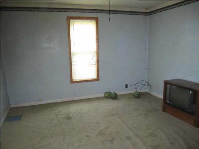 205 W 4th St, Huntingburg, IN 47542 photo 4