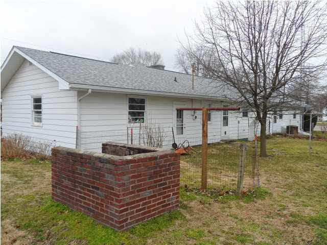 206 S Griffith St, Elnora, IN 47529 photo 4