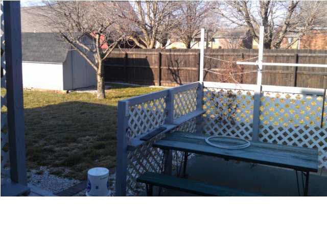 101 S Damosa Dr, Haubstadt, IN 47639 photo 3